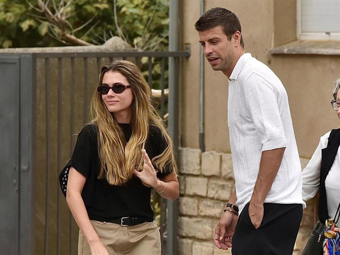 Gerard Piqué y Clara Chía han asistido a la misa funeral por la abuela del exfutbolista, Lina Rovira, tras su fallecimiento a los 102 años