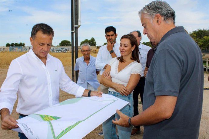 El alcalde de Albacete, Manuel Serrano, en la visita a las obras.