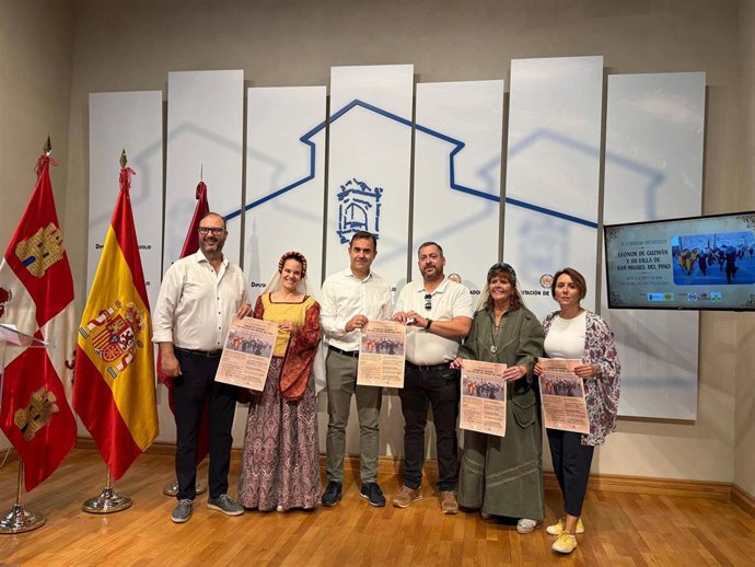 El vicepresidente segundo, Fernando Esteban, junto al alcalde, Jonatan Gonzalo, la actriz que representa a Leonor de Guzmán y guía turística de la localidad, Águeda Sastre, y la técnica de la Oficina de Turismo, Manoli Carreras,  y otros representantes.