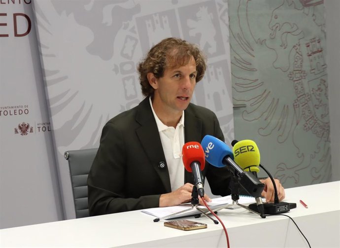 El concejal del Río Tajo, Medio Ambiente y Deportes de Toledo, Rubén Lozano, en rueda de prensa.