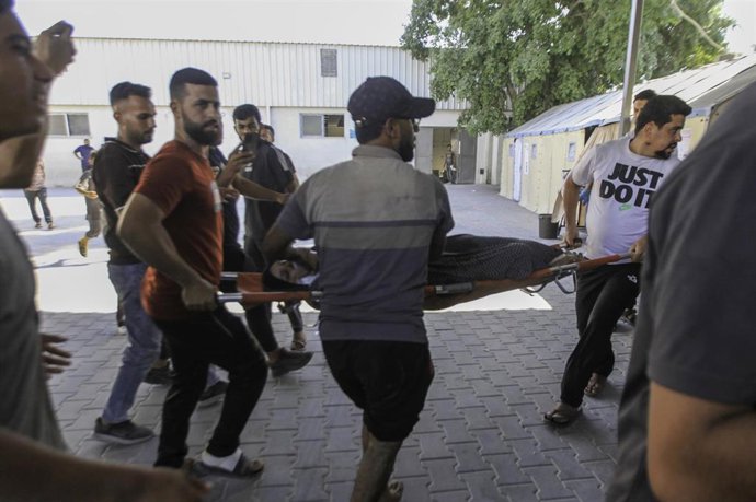 Palestinos trasladan a una víctima tras un bombardeo ejecutado por Israel contra el norte de la Franja de Gaza el 2 de agosto de 2026, a pesar del acuerdo de alto el fuego alcanzado en octubre de 2025 (archivo)
