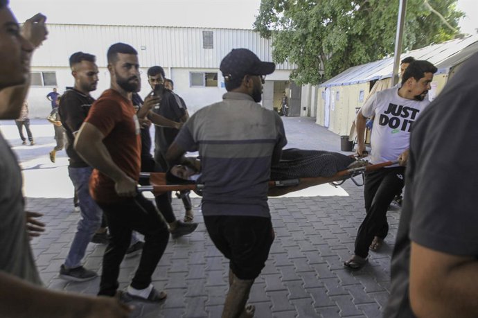 2 de agosto de 2026, Palestina, Gaza: (INT) Há relatos de mortos e feridos após ataque aéreo israelense na parte oeste da cidade de Gaza. 2 DE AGOSTO DE 2026, Gaza, Palestina: Palestinos mortos e feridos chegaram ao Complexo Médico Al-Shifa após um ataque