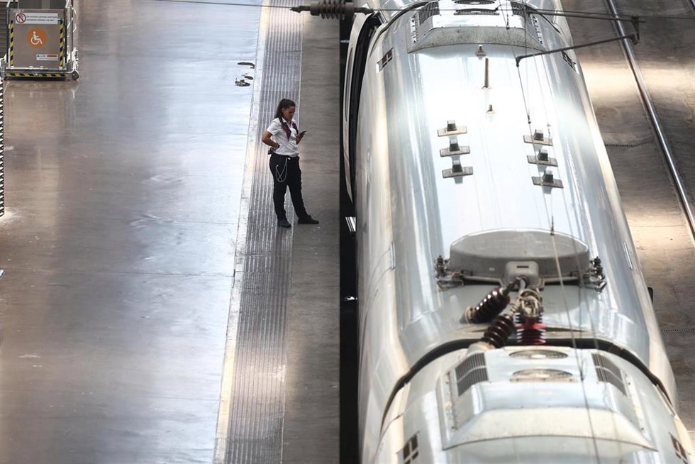 Archivo - Andén de la estación de trenes de Puerta de Atocha, en Madrid.