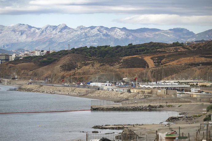 Vista de la costa de Ceuta, a 24 de agosto de 2026, en Ceuta (España). Operarios de limpieza se encargan de barrer y desinfectar el lugar tras el desalojo de la zona