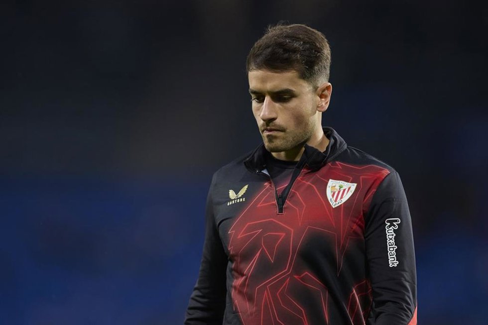 Archivo - El futbolista del Athletic Club Benat Prados antes de disputar el 'Derbi Vasco' frente a la Real Sociedad.