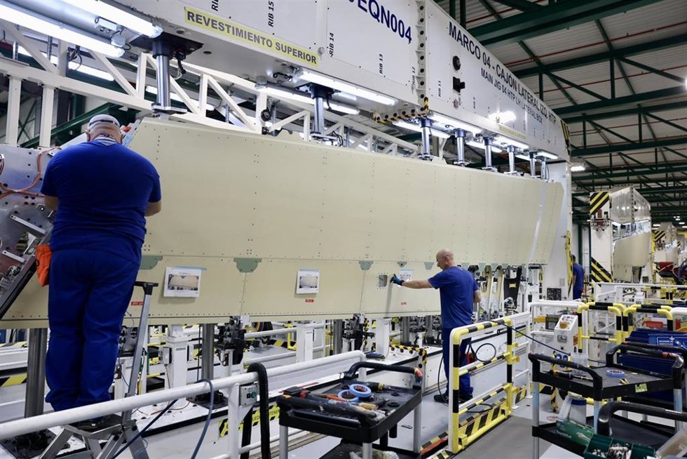 Archivo - Foto de archivo de operarios trabajando en la nueva línea de producción del A350 de la Planta de Airbus en El Puerto de Santa María (Cádiz) .