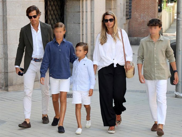 Carla Goyanes, Jorge Benguría y sus tres hijos a su llegada a la misa funeral en memoria de Caritina Goynes