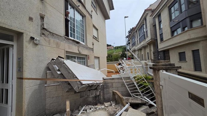 Dos balcones se desploman en un edificio de Playa América, en Nigrán (Pontevedra), sin causar heridos, a 26 de agosto de 2026.