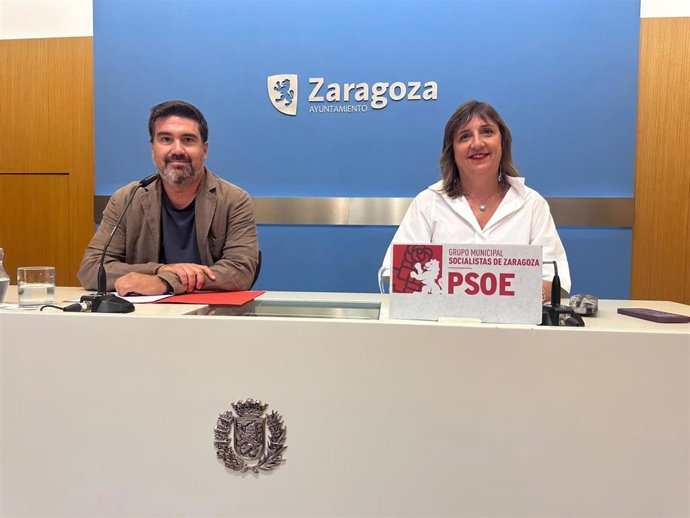 La portavoz del grupo municipal del PSOE en el Ayuntamiento de Zaragoza, Lola Ranera, junto al concejal socialista, Horacio Royo