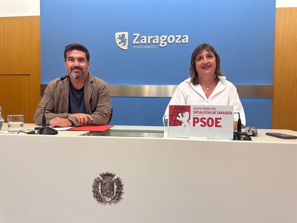 La portavoz del grupo municipal del PSOE en el Ayuntamiento de Zaragoza, Lola Ranera, junto al concejal socialista, Horacio Royo