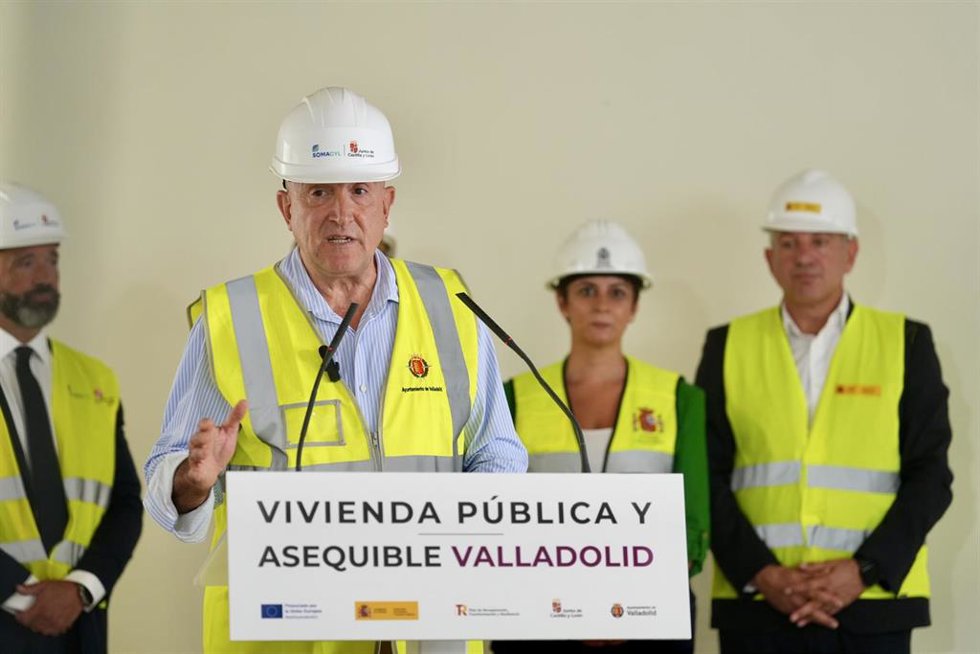 El alcalde de Valladolid, Jesús Julio Carnero, interviene en una rueda de prensa tras la visita de la ministra de Vivienda y Agenda Urbana, Isabel Rodríguez, a una promoción de viviendas destinadas al alquiler asequible.