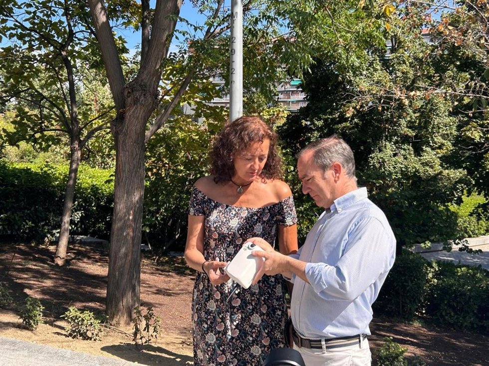 El delegado del Área de Gobierno de Urbanismo, Medio Ambiente y Movilidad, Borja Carabante, junto a la concejala de Arganzuela, Lola Navarro, han participado en la presentación del proyecto que despliega 15 sensores para estudiar a aves y murciélagos.