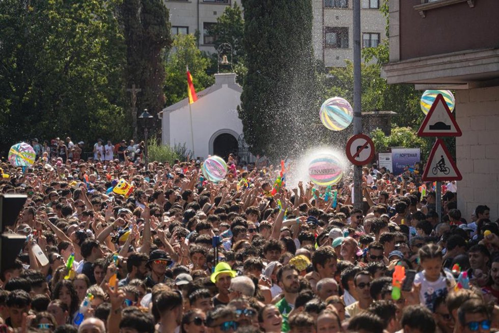 Decenas de personas durante la Fiesta del Agua, a 16 de agosto de 2026, en Vilagarcía de Arousa, Pontevedra, Galicia (España). 