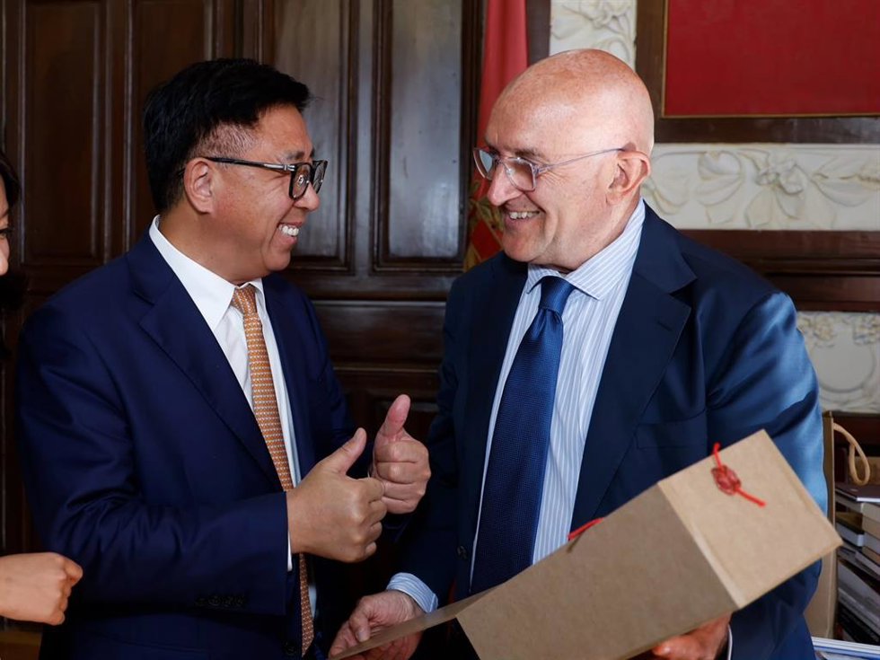 El alcalde de Valladolid, Jesús Julio Carnero, saluda al presidente de Gotion, Li Zhen.