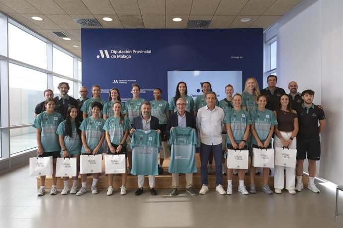 El presidente de la Diputación de Málaga, Francisco Salado, junto a las jugadoras del CAB Estepona