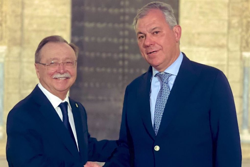 El presidente de la Ciudad Autónoma de Ceuta, Juan Jesús Vivas, y el alcalde de Sevilla, José Luis Sanz