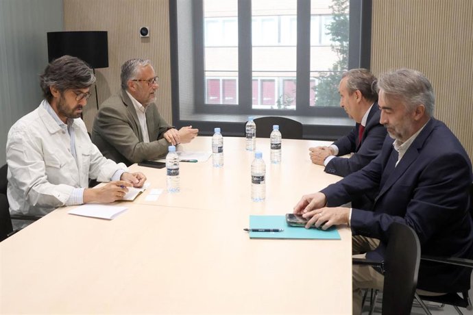 Un momento de la reunión de Carlos Pollán con la Fundación Personas.