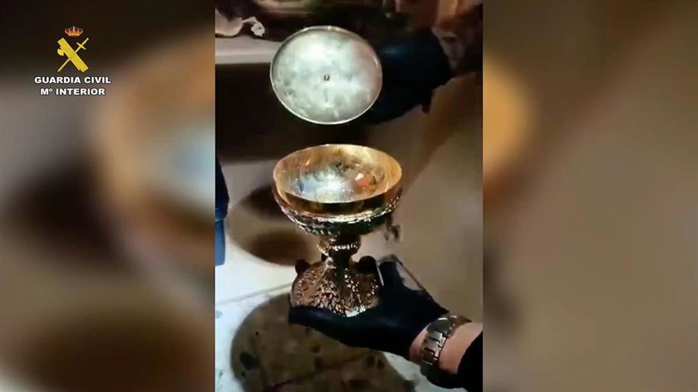 Un caliz religioso, entre los efectos incautados.