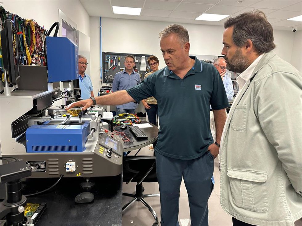 Visita del presidente del PP de Castilla-La Mancha, Paco Núñez, a una empresa en La Roda.