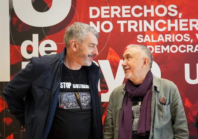 Archivo - El secretario general de la UGT, Pepe Álvarez (d), junto a su homólogo andaluz Óskar Martín (i), en una imagen de archivo. 