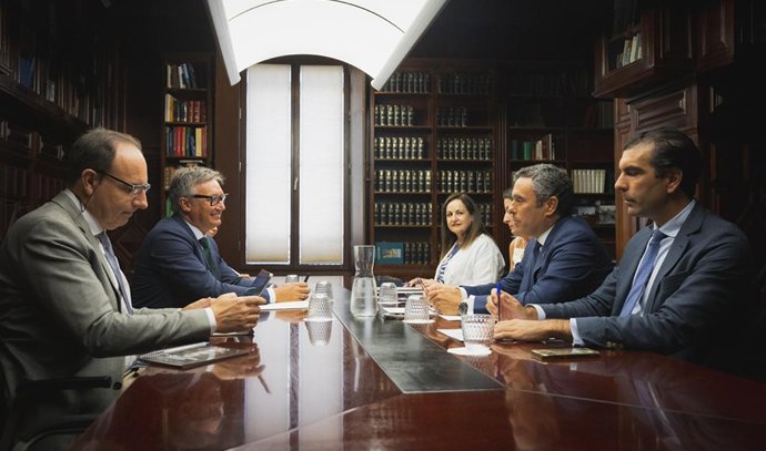 Reunión del vicepresidente segundo de la Junta de Andalucía, Manuel Gavira, con representantes de la Asociación Profesional de la Magistratura (APM).