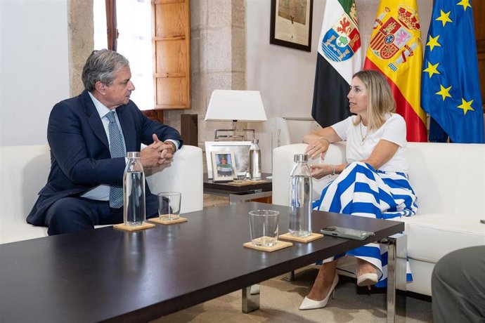 La presidenta de la Junta de Extremadura, María Guardiola, durante la reunión con el presidente de la Cámara Oficial de Comercio, Industria y Servicios de Cáceres, Gabriel Álvarez.