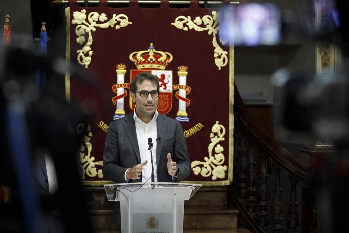 El vicepresidente primero y ministro de Economía, Comercio y Empresa, Carlos Cuerpo, atiende a los medios de comunicación tras una reunión con alcaldes de los municipios afectados por los seísmos en la provincia de Granada a 26 de agosto de 2026.