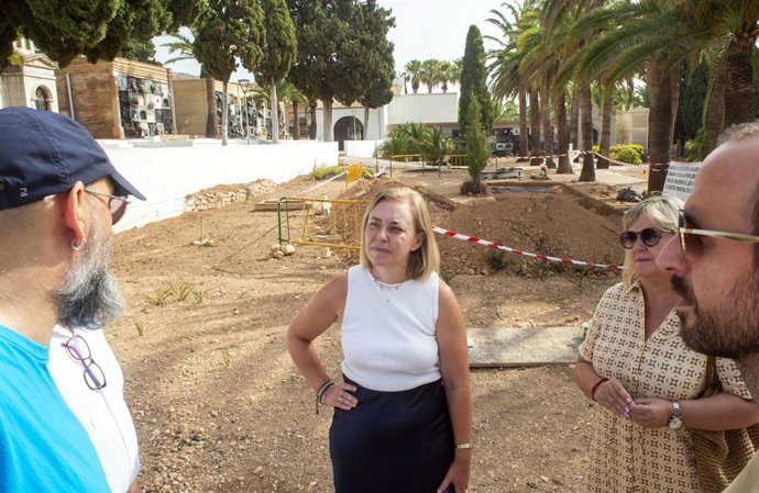 La vicepresidenta de la Diputación de Valencia, Natàlia Enguix, también responsable de Memoria, en el cementerio de Llíria.