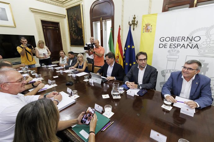 O primeiro vice-presidente e ministro da Economia, Comércio e Empresas, Carlos Cuerpo, preside à reunião com os prefeitos dos municípios afetados pelos terremotos. Em 26 de agosto de 2026, em Granada, Andaluzia (Espanha). O primeiro vice-presidente e mini