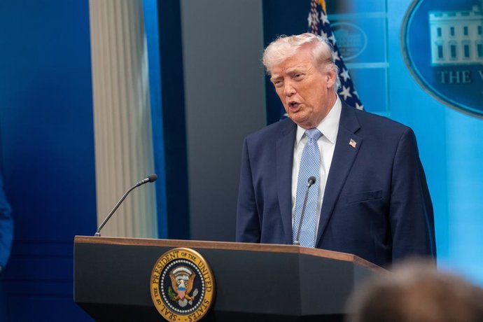 Archivo - Arquivo - 6 de abril de 2026, Washington, D.C., Estados Unidos: O presidente DONALD TRUMP falou hoje na sala de coletivas de imprensa da Casa Branca sobre o resgate dos pilotos americanos abatidos no Irã em 6 de abril de 2026. Ao seu lado estava