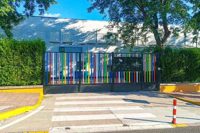 Imagen de una fachada de un colegio escolar.