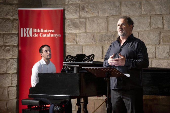 El tenor Jordi Cortada y el pianista Josep Buforn actuando en la Biblioteca de Catalunya.
