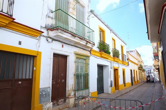 Finca en mal estado de la calle Gaspar Fernández, en Jerez de la Frontera (Cádiz)