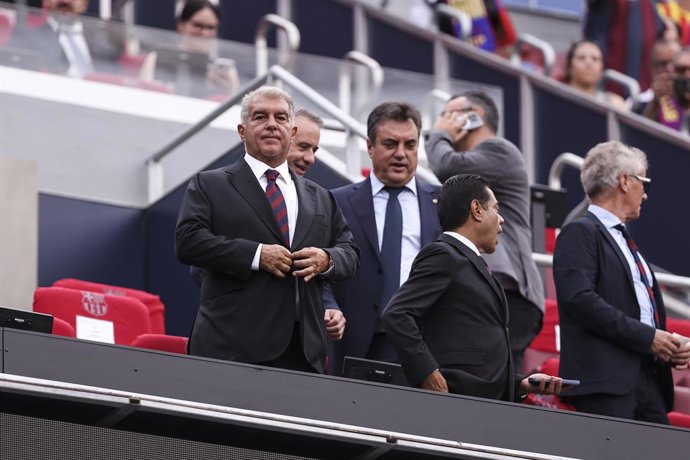 Joan Laporta, presidente do FC Barcelona, assiste à partida do Troféu Joan Gamper, disputada entre o FC Barcelona e o Al-Ahly FC no estádio Spotify Camp Nou, em 19 de agosto de 2026, em Barcelona, Espanha.