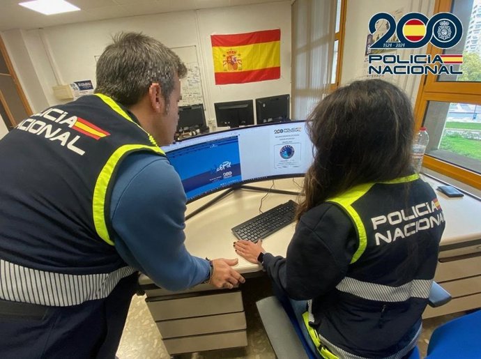 Archivo - Sucesos.- La Policía Nacional esclarece una estafa de 'smishing' de más de 9.300 euros a un vecino de Valladolid