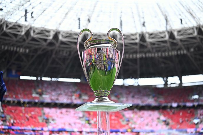 Archivo - 30 May 2026, Hungary, Budapest: The UEFA Champions League trophy stands at the Puskas Arena ahead of the UEFA Champions League final soccer match between Paris Saint Germain and Arsenal. Photo: Tom Weller/dpa
