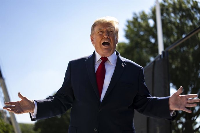 19 de agosto de 2026, Washington, Distrito de Columbia, EUA: WASHINGTON, DC – 19 DE AGOSTO: O presidente dos EUA, Donald Trump, fala com membros da imprensa enquanto visita a obra do heliporto da Casa Branca no Jardim Sul da Casa Branca, em Washington, DC