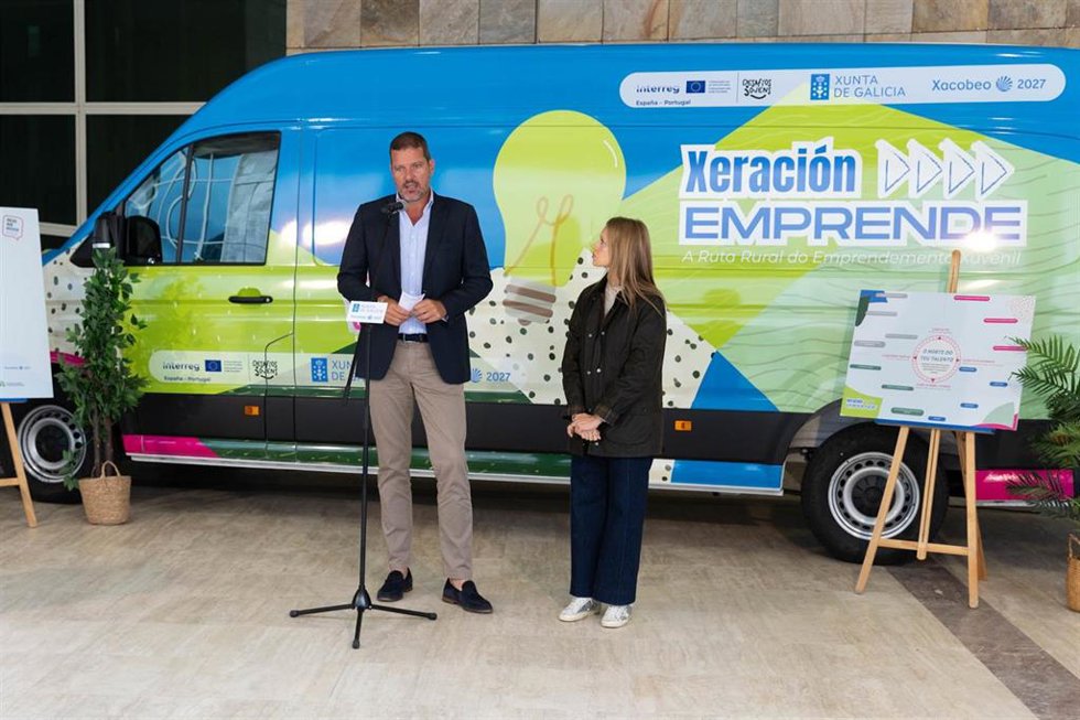 El conselleiro y la directora xeral durante la presentación.