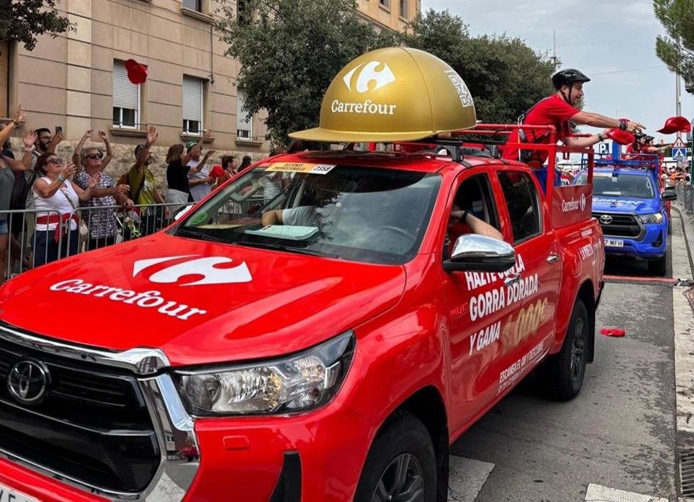 Imagen de la caravana de la 'Gorra Dorada' de Carrefour durante La Vuelta 2026