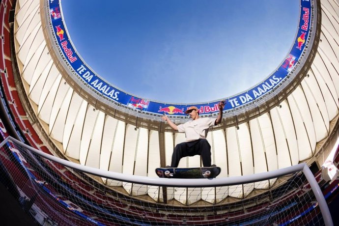 El skater español Danny León realizando un World First en el estadio Riyadh Air Metropolitano del Atlético de Madrid.