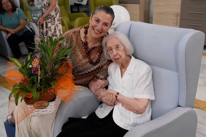 Eva Contador felicita a Ana López en su centenario.
