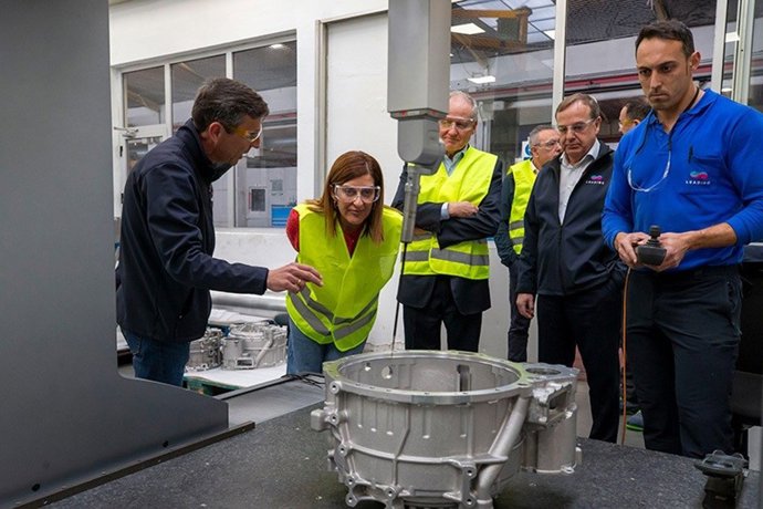 Buruaga y Arasti en la visita a una empresa
