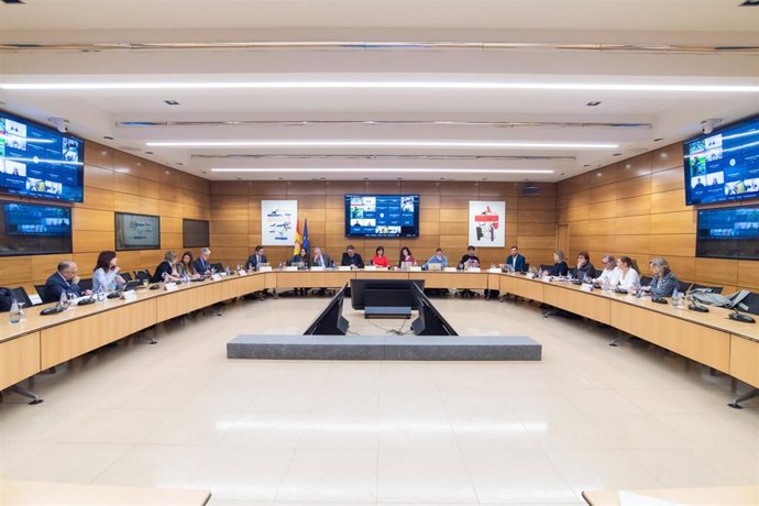Archivo - La ministra de Juventud e Infancia, Sira Rego (c) durante la Conferencia Sectorial de Juventud e Infancia, a 7 de noviembre de 2025, en Madrid (España). 