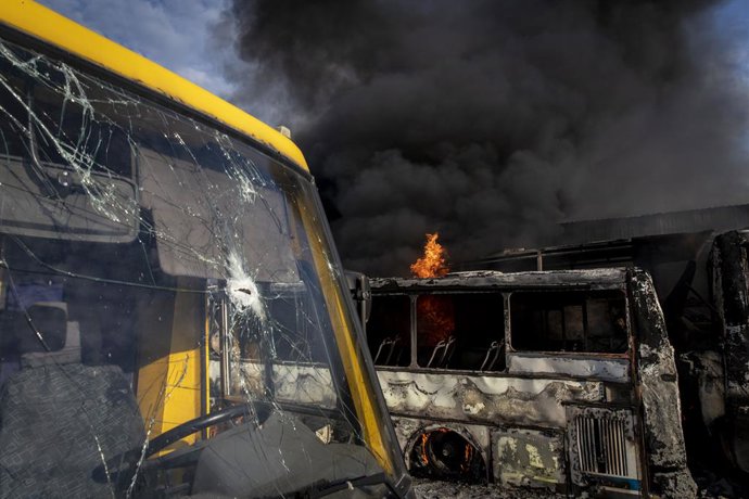Archivo - Arquivo - 28 de maio de 2022, Lysychansk, região de Luhansk, Ucrânia: Um ônibus em chamas pode ser visto após um ataque de artilharia russa em Lysychansk, Luhansk. Enquanto as tropas russas lançam a ofensiva a partir de várias direções, na esper