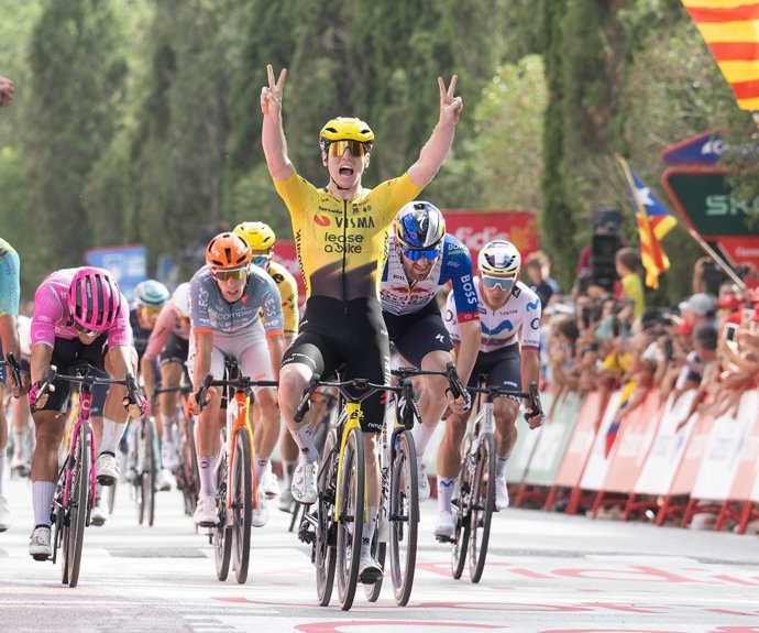 Matthew Brennan celebra su victoria en Roquetes en La Vuelta 2026