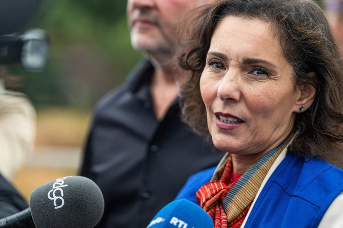 25 de agosto de 2026, Bélgica, Waimes: Hadja Lahbib, comissária da União Europeia para a Igualdade, Preparação e Gestão de Crises, discursa durante uma visita ao mirante de Botrange, em Waimes. Lahbib visitou vários locais afetados pelo incêndio florestal