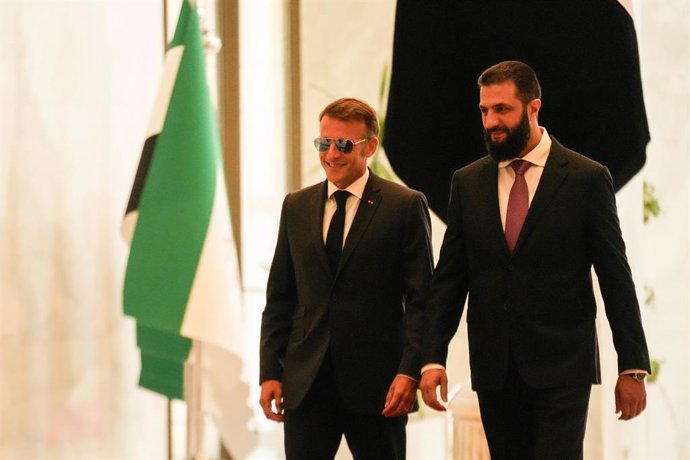 Archivo - Arquivo - 7 de julho de 2026, Síria, Damasco: O presidente sírio Ahmad al-Sharaa (à direita) dá as boas-vindas ao presidente francês Emmanuel Macron antes de sua reunião no palácio presidencial em Damasco. Foto: Moawia Atrash/dpa