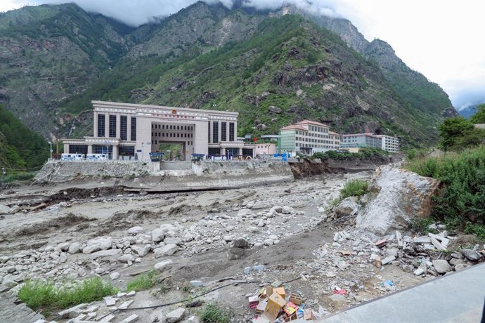 Archivo - Arquivo - Imagem de arquivo da destruição causada por uma forte enchente na fronteira entre o Nepal e a China.