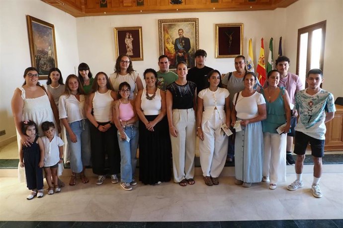 Entrega de ayudas a jóvenes de Palos de la Frontera (Huelva).