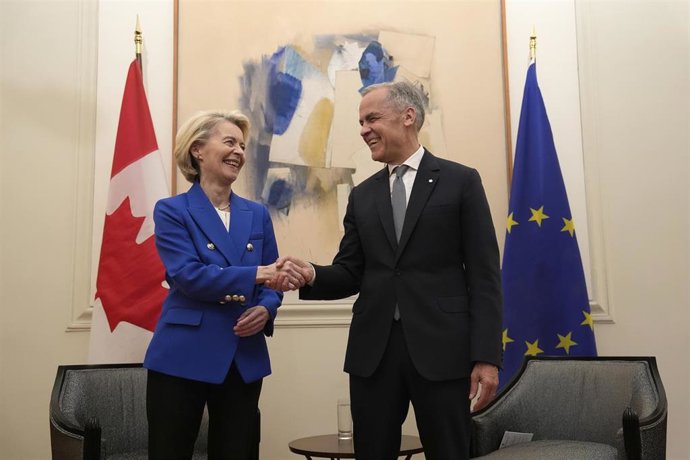 Archivo - La presidenta de la Comisión Europea, Ursula von der Leyen, y el primer ministro de Canadá, Mark Carney